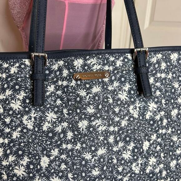 °｡⋆♡ Michael Kors Emry Large Tote Navy Floral (HB-17) - Picture 3 of 6